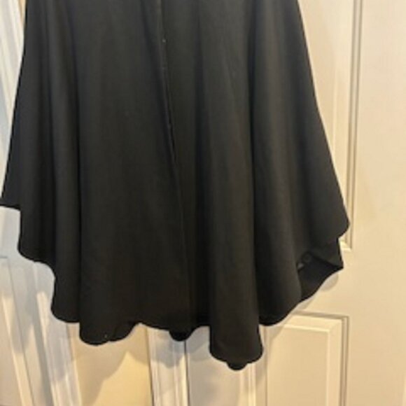 Women's Cape (Brand: Elegant Fashions) One Size Fits Most Black Button Enclosure - Picture 2 of 7